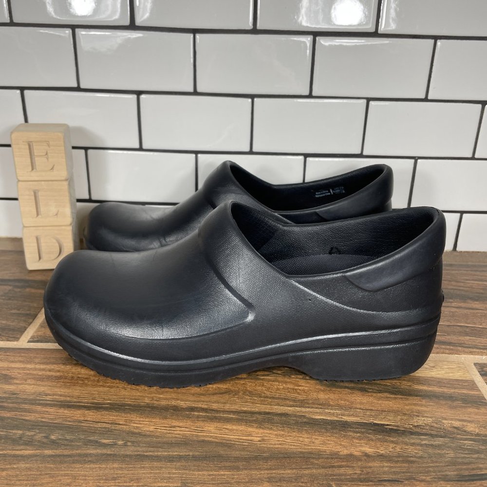 Crocs Neria Pro ll Women's Size 7 Shoes Black Slip On Occupational Career Clog